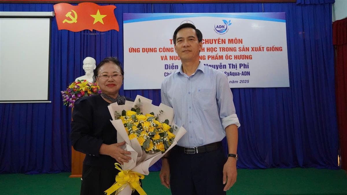 TS Vũ Trọng Đại - Phó Viện trưởng Viện NTTS tặng hoa cảm ơn doanh nghiệp